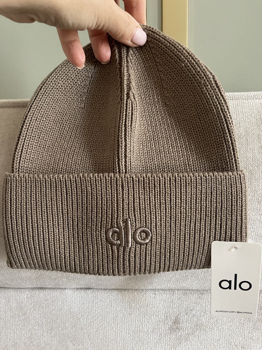 Шапка Alo Yoga.