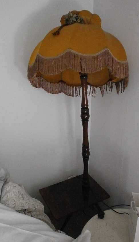 Lampa Stojąca ze Stolikiem-Gazetnikiem PRL dość stara.