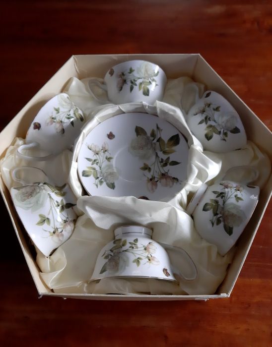 Zestaw 6 filiżanek Veroni pozłacane wzór kwiaty róże