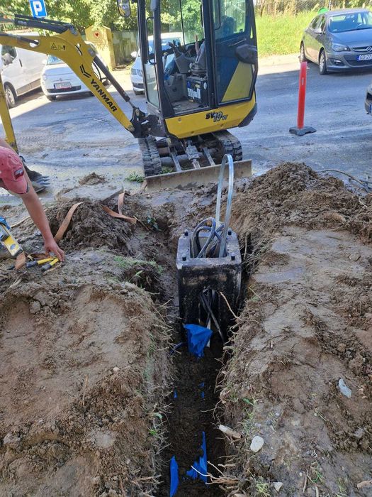 Roboty ziemne minikoparką, mini koparka koparko-ładowarka