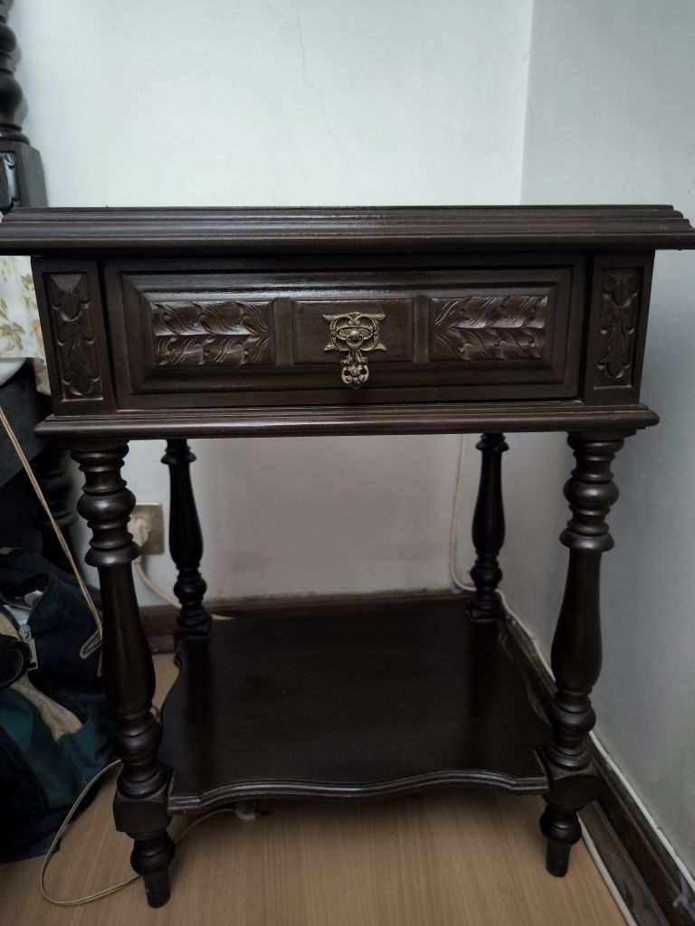 Vendo 2 mesas de cabeceira madeira escura trabalhada vintages