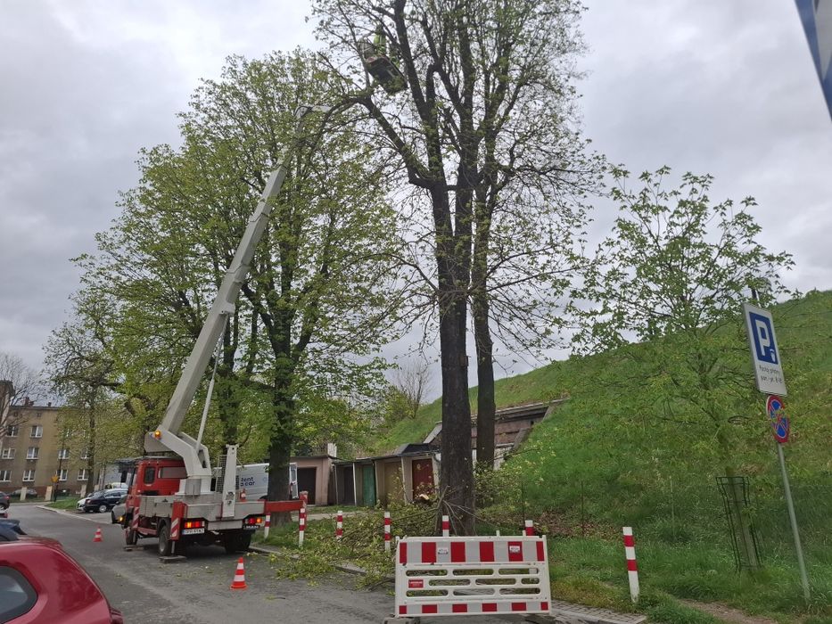 Podnośnik koszowy, zwyżka podnośniki 22 i 30 metrów, wynajem i usługi.