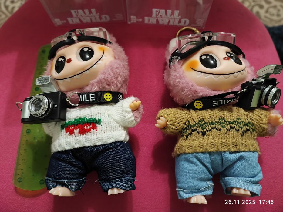 Лабубу з фотоапаратом та окулярами