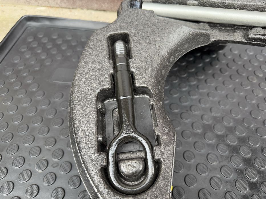 Набор Audi A6 / A4 / A7 Домкрат / ключ / викрутка / крюк