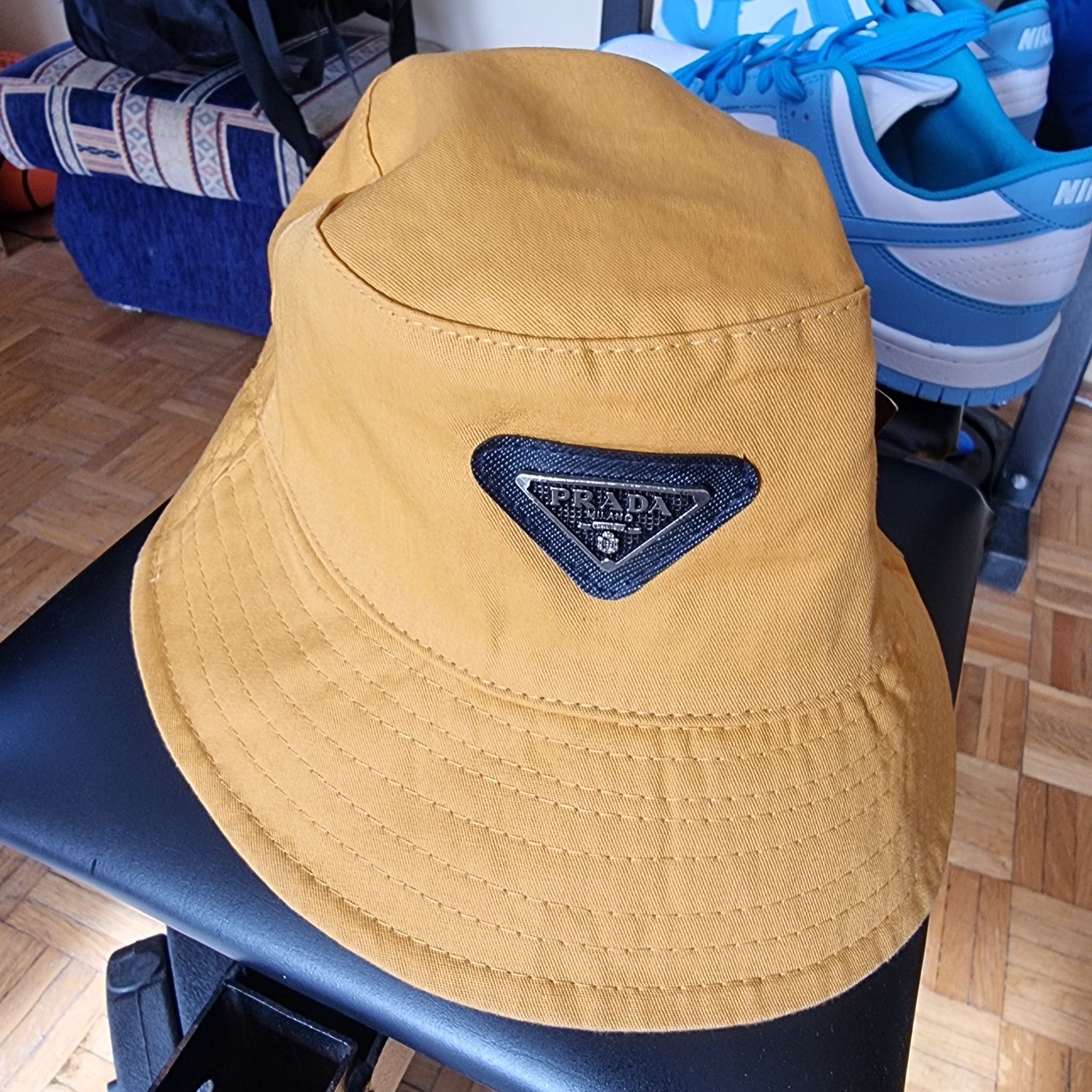 Kapelusz Prada typu Bucket-Hat