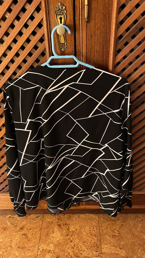 Camisa preta com linhas brancas