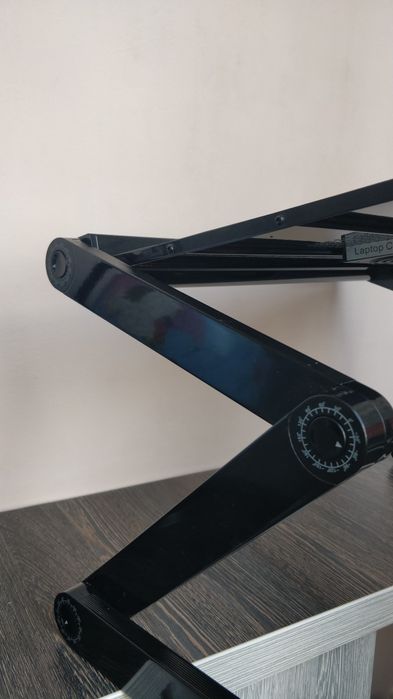 Складний комп'ютерний стіл, що регулюється по висоті