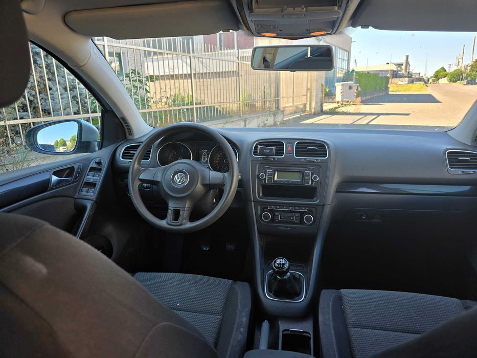 Golf  1.6tdi Posiadam  inne  auta  z włoch całe i uszkodzone