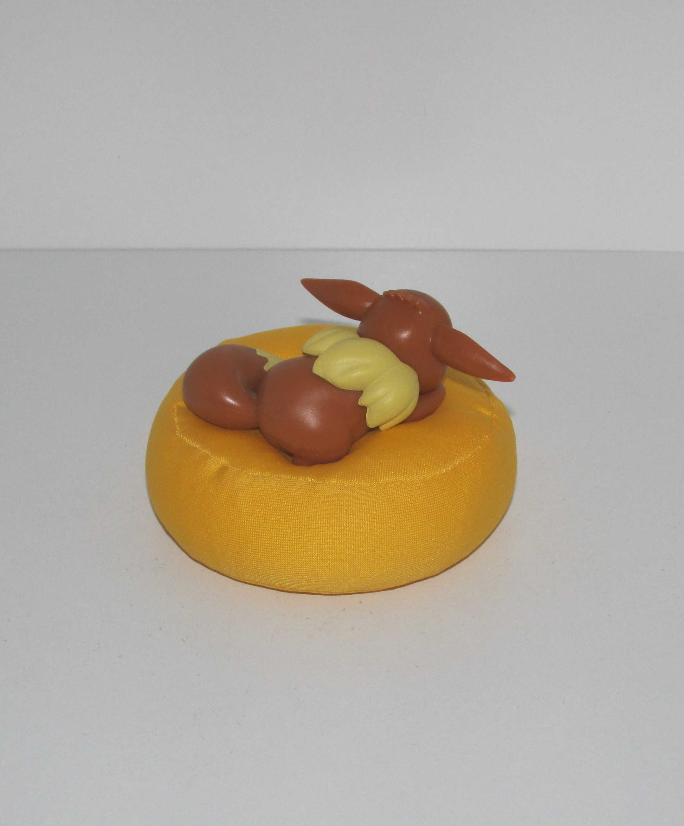 Pokémon Eevee com Almofadinha "Amarelo Mostarda"