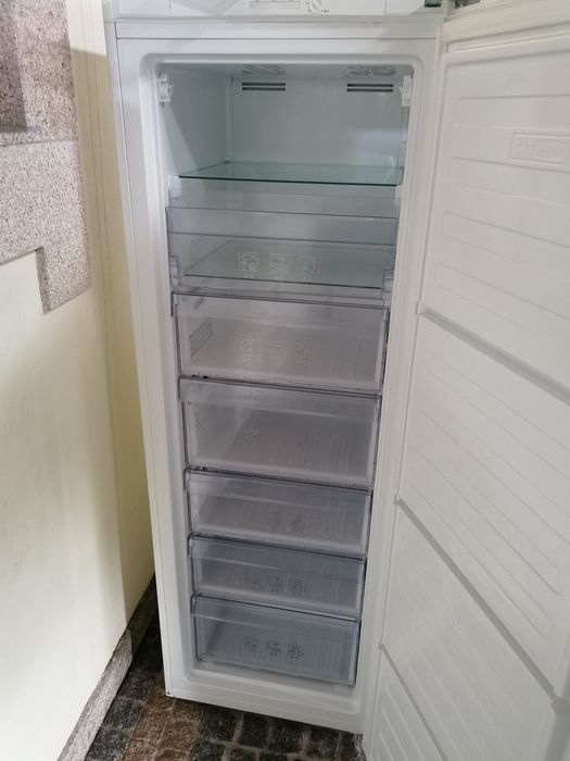 Congelador vertical Beko