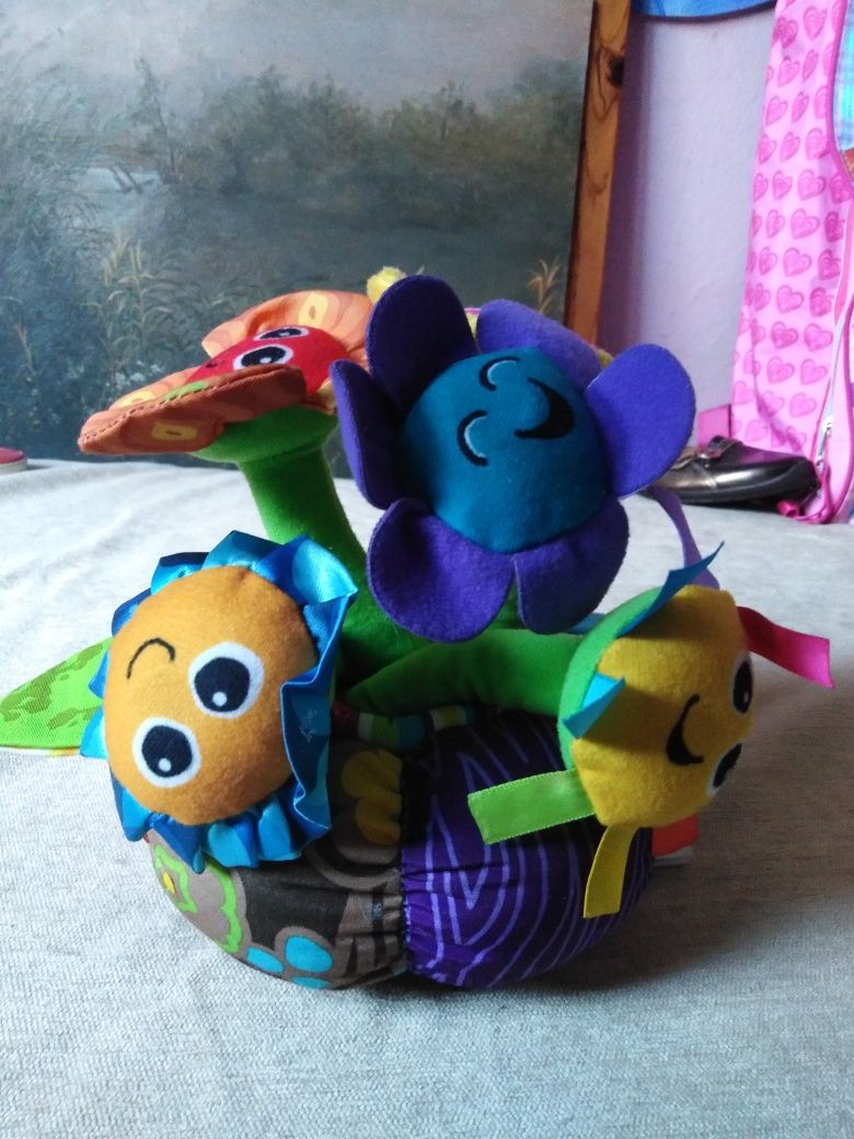 Grające kwiaty - PLUSZOWY OGRÓD marki Lamaze 6m+