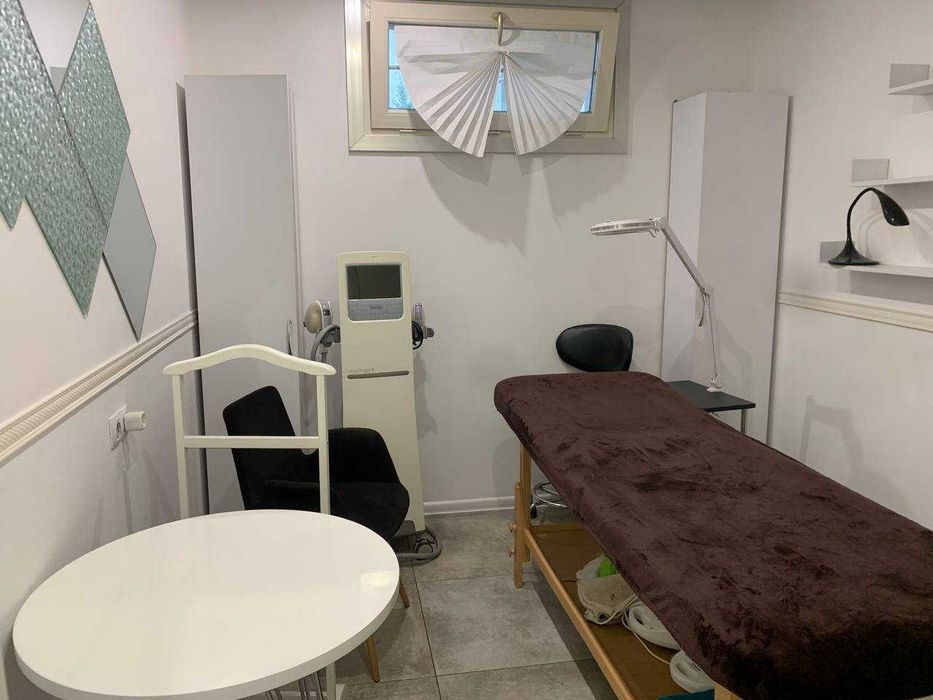Є Світло в кабінеті 8 м2 кушетка вода в салоні краси Івасюка Оболонь