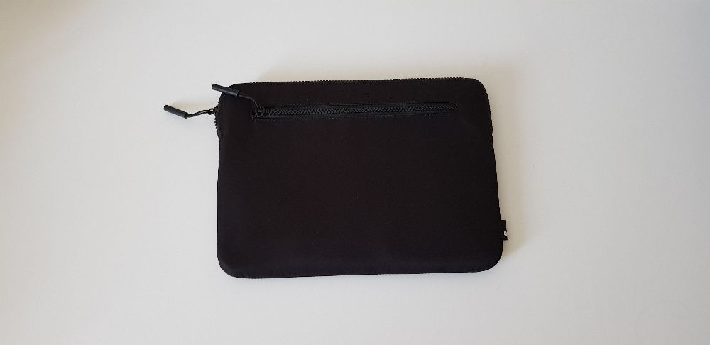 12-calowy futerał Incase Compact Sleeve z lotniczego nylonu na MacBook