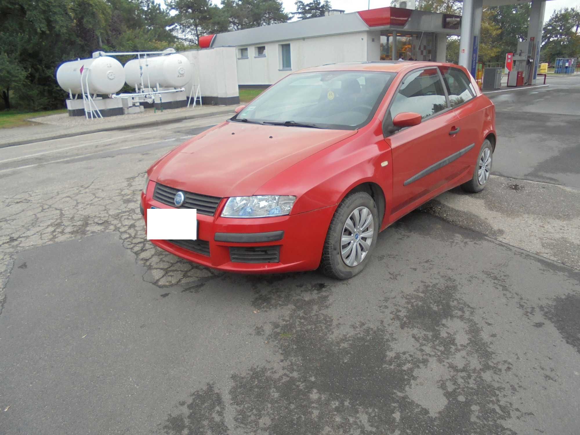 Fiat Stilo 3drzwi 1.6 benzyna kolor czerwony przeznaczony na części