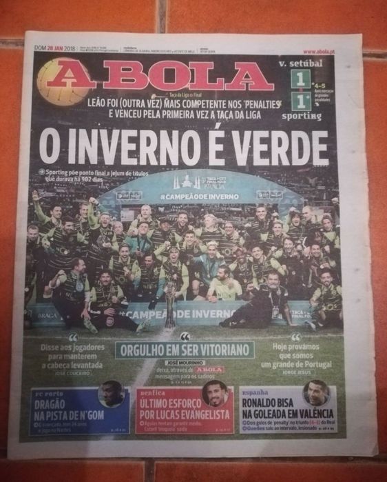 2 livros Sporting, 5 Jornais, e Emblema em Tapete Arraiolos 61X19,50cm