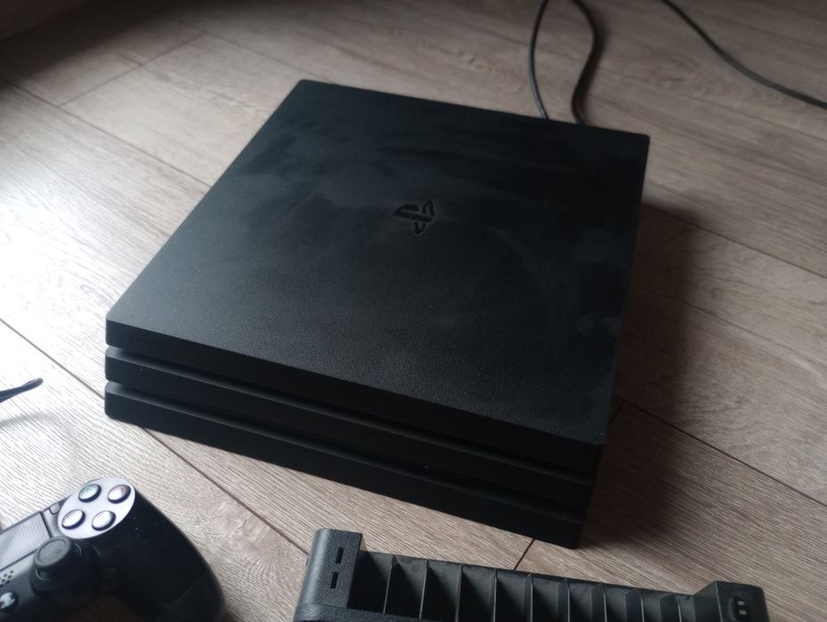 Konsola PlayStation4 PS4 PRO 1TB / Pad / Podstawka