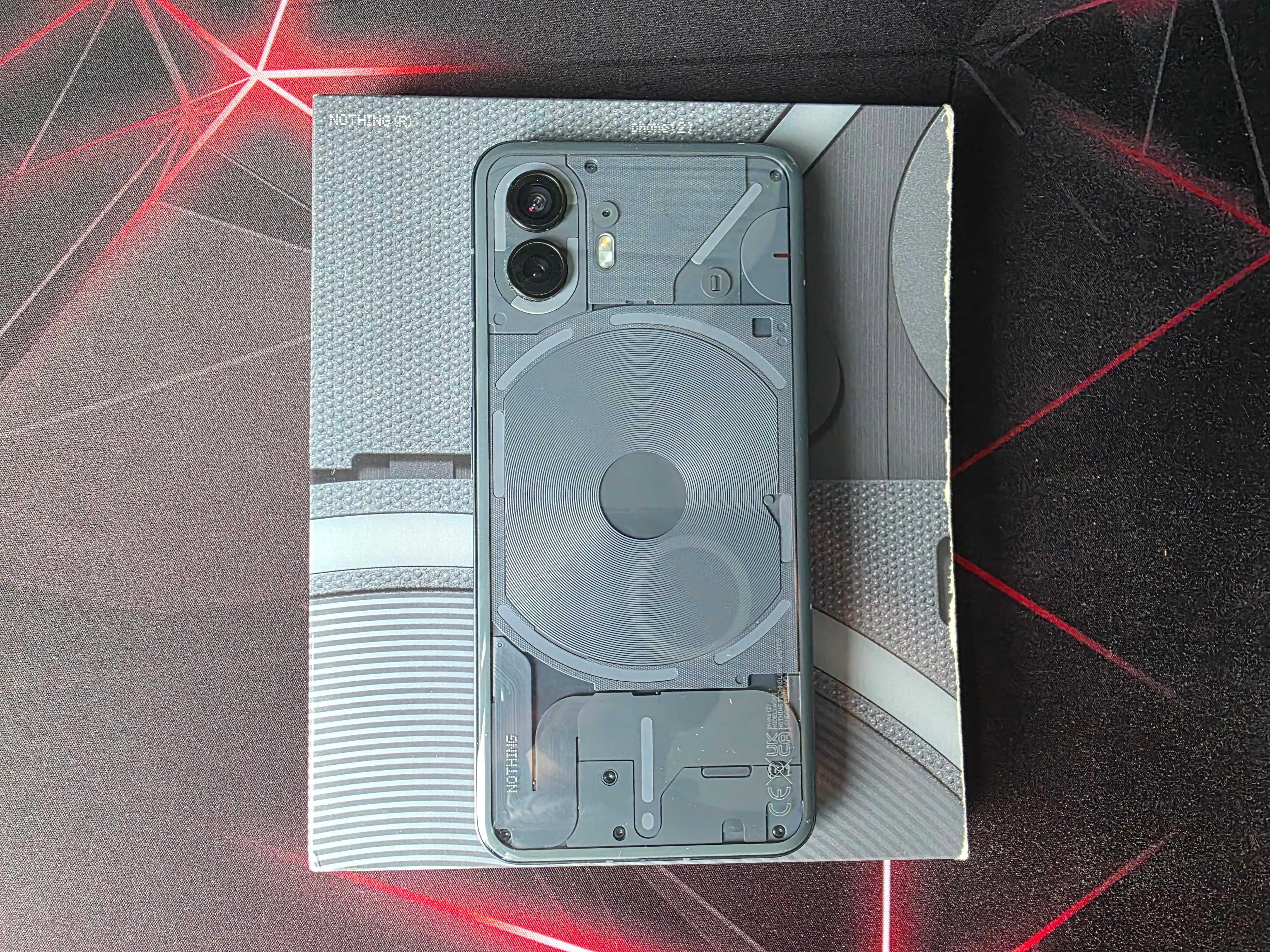 Nothing Phone (2) 12GB/512GB - Stan bardzo dobry