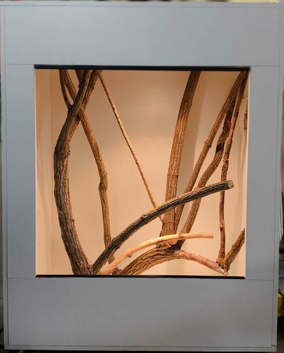 Duże terrarium 100x60x125 cm z płyty meblowej w kolorze białym.