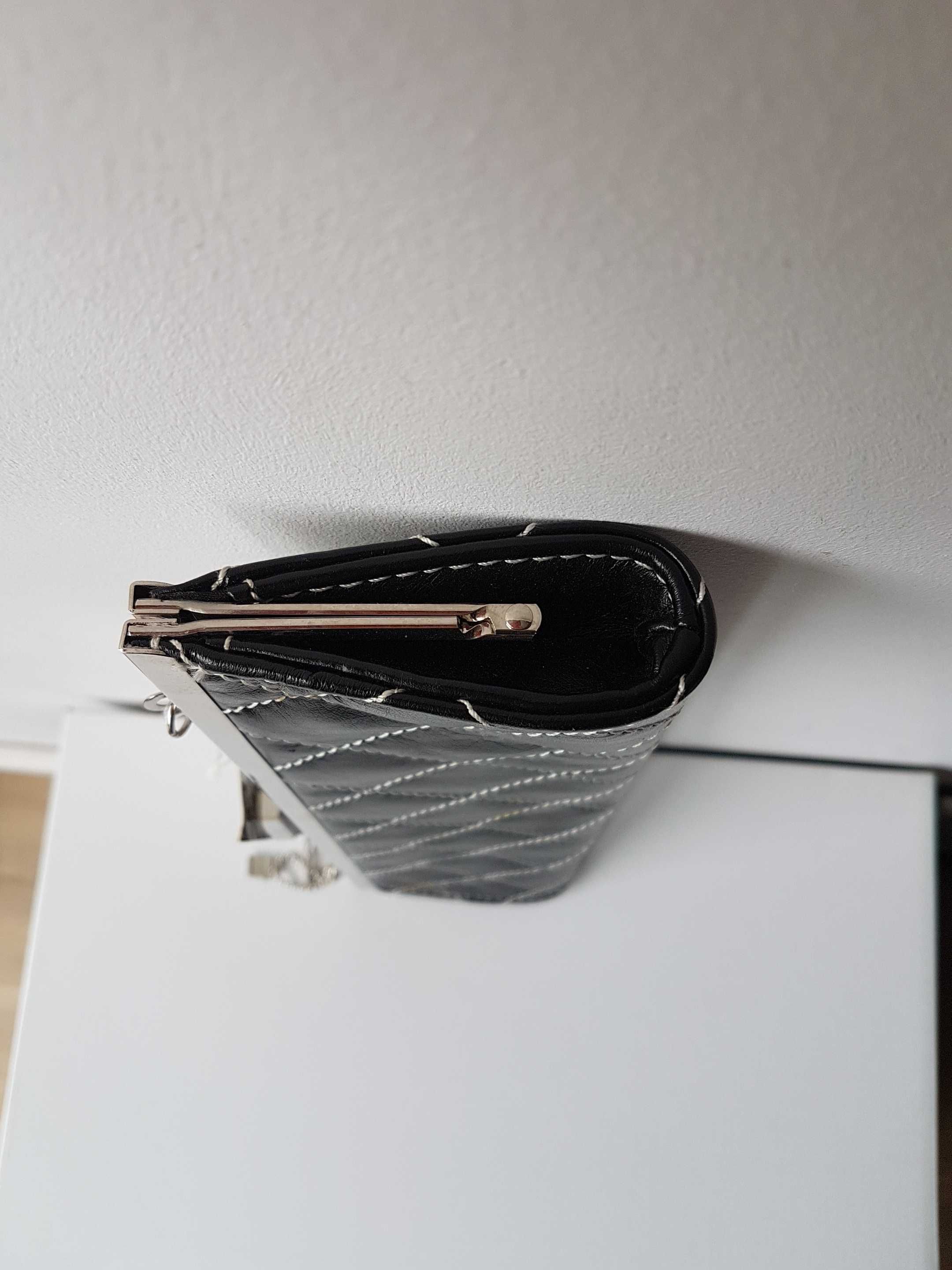 Czarna skórzana podłużna torebka na srebrnym łańcuszku BOCLA MILANO