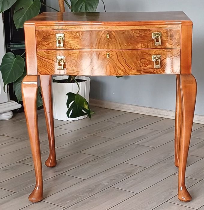 Stolik Ludwikowski orzechowy z dwiema szufladami