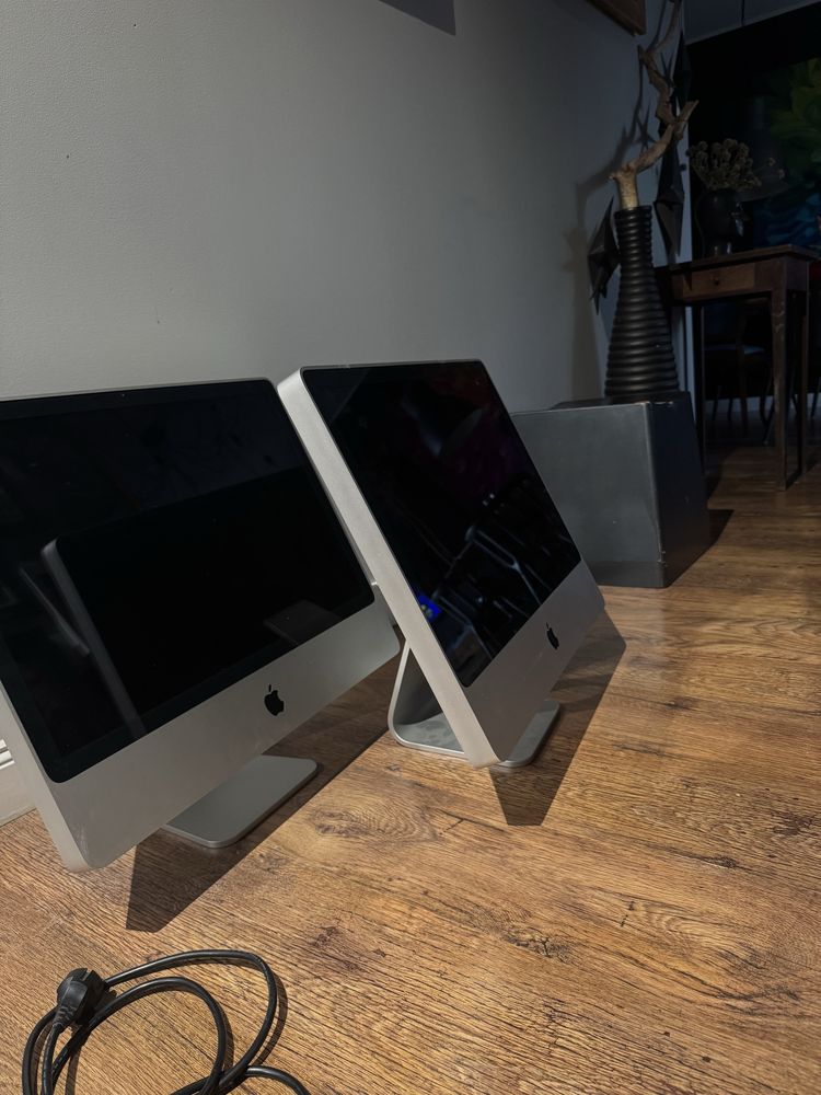 dwa komputery mac imac monitory stacjonane os ios apple ispot silver