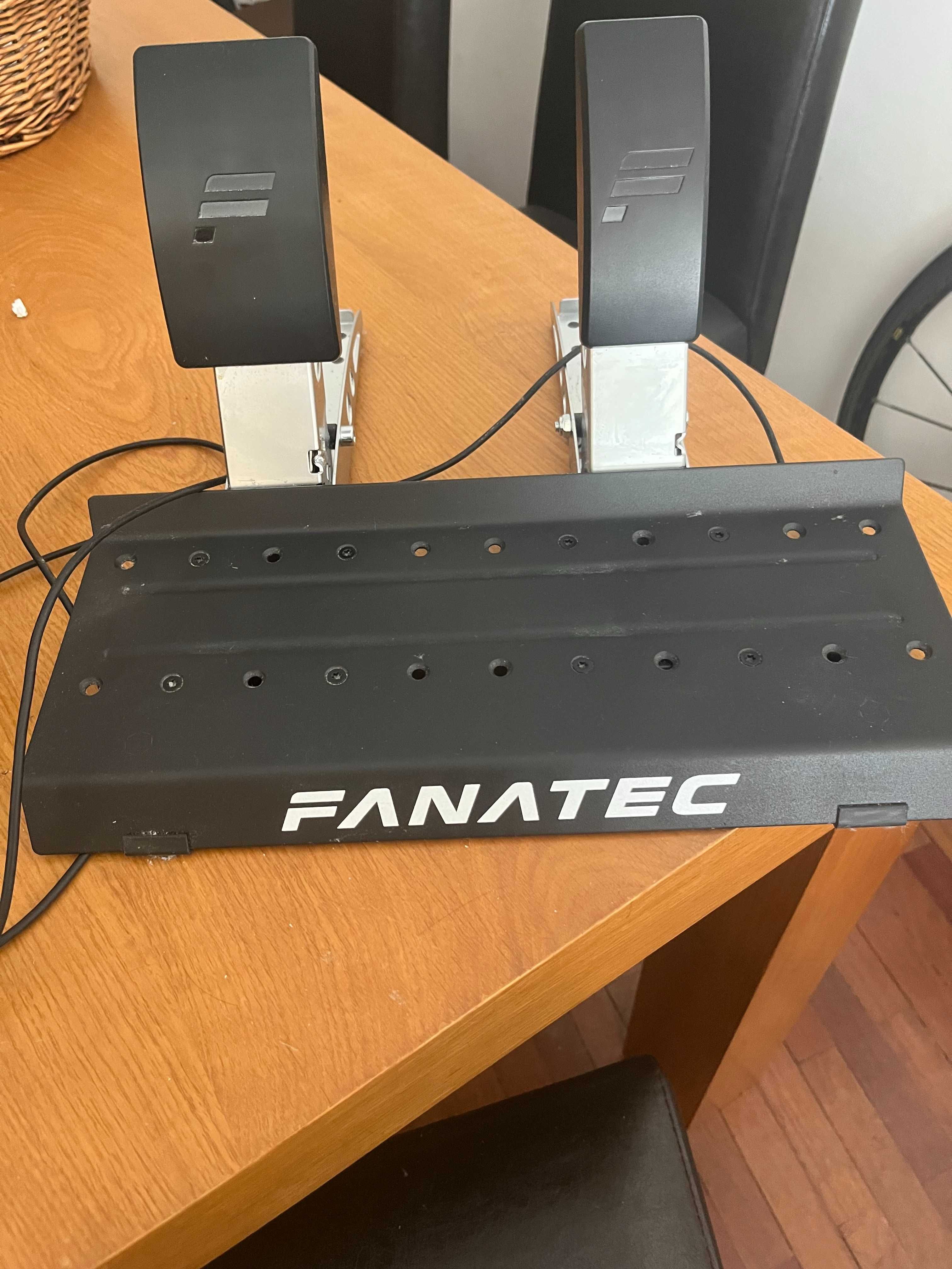 Conjunto Fanatec , volante f1 , base 5 nM e pedais como novo