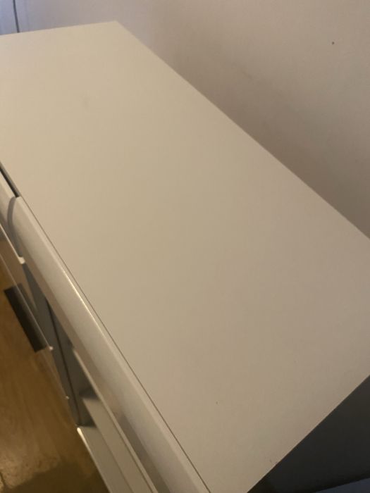 Biala szafka komoda połysk