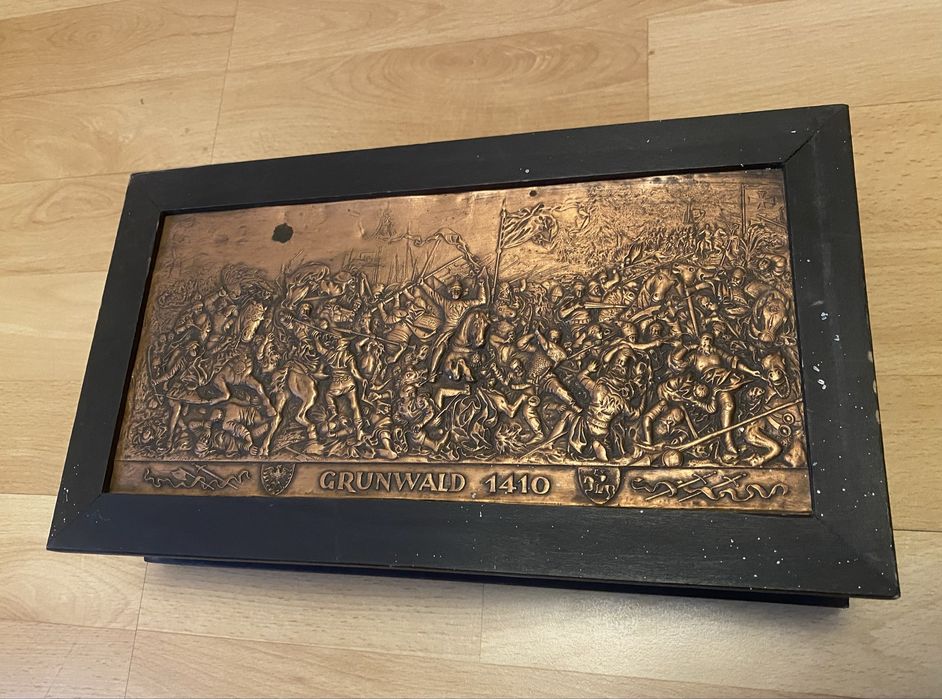Skrzynka drewniana z reliefem „Grunwald 1410”