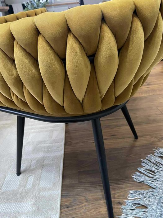 Plecione musztardowe krzesła