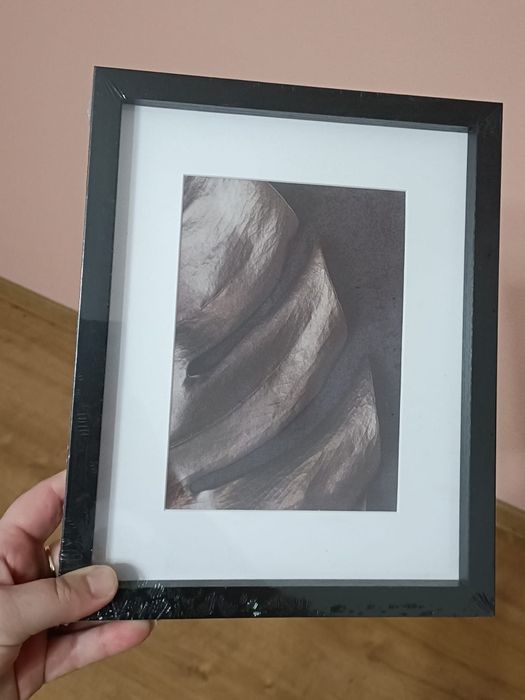 Zestaw 8 ramek w 3 kolorach.