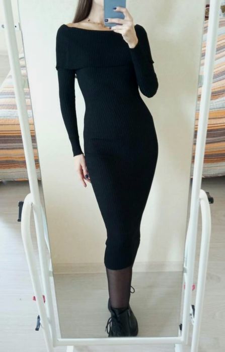 Сукня з приспущеними плечима