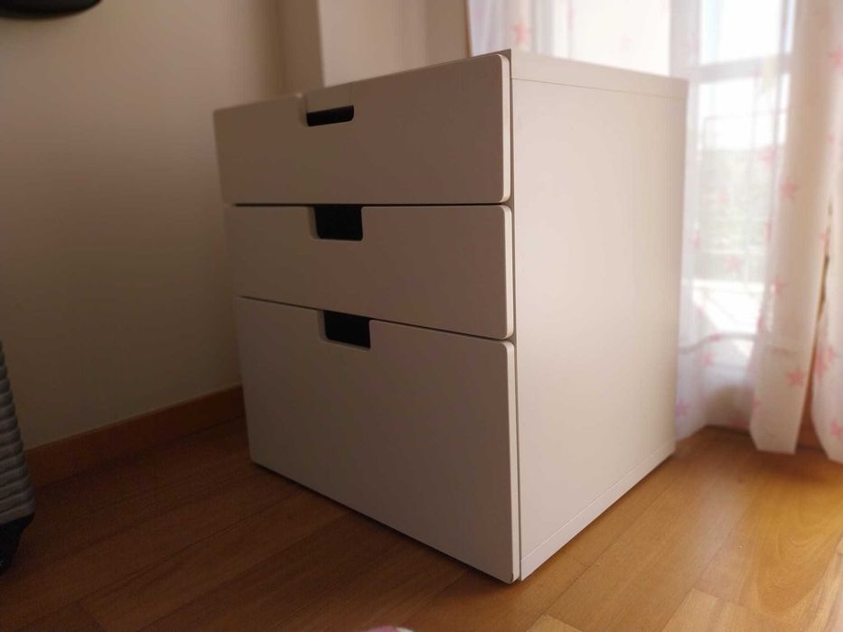 Mesa de cabeceira (Ikea Nordli) 3 gavetas, branca, bom estado.