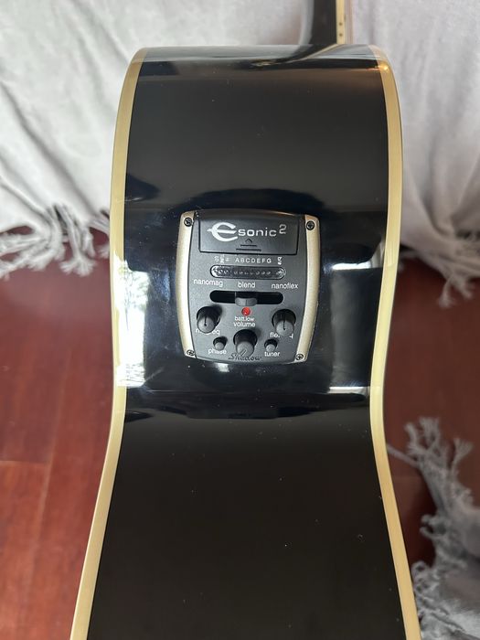 Guitarra semi-acustica Epiphone modelo EJ-200SCE/BK