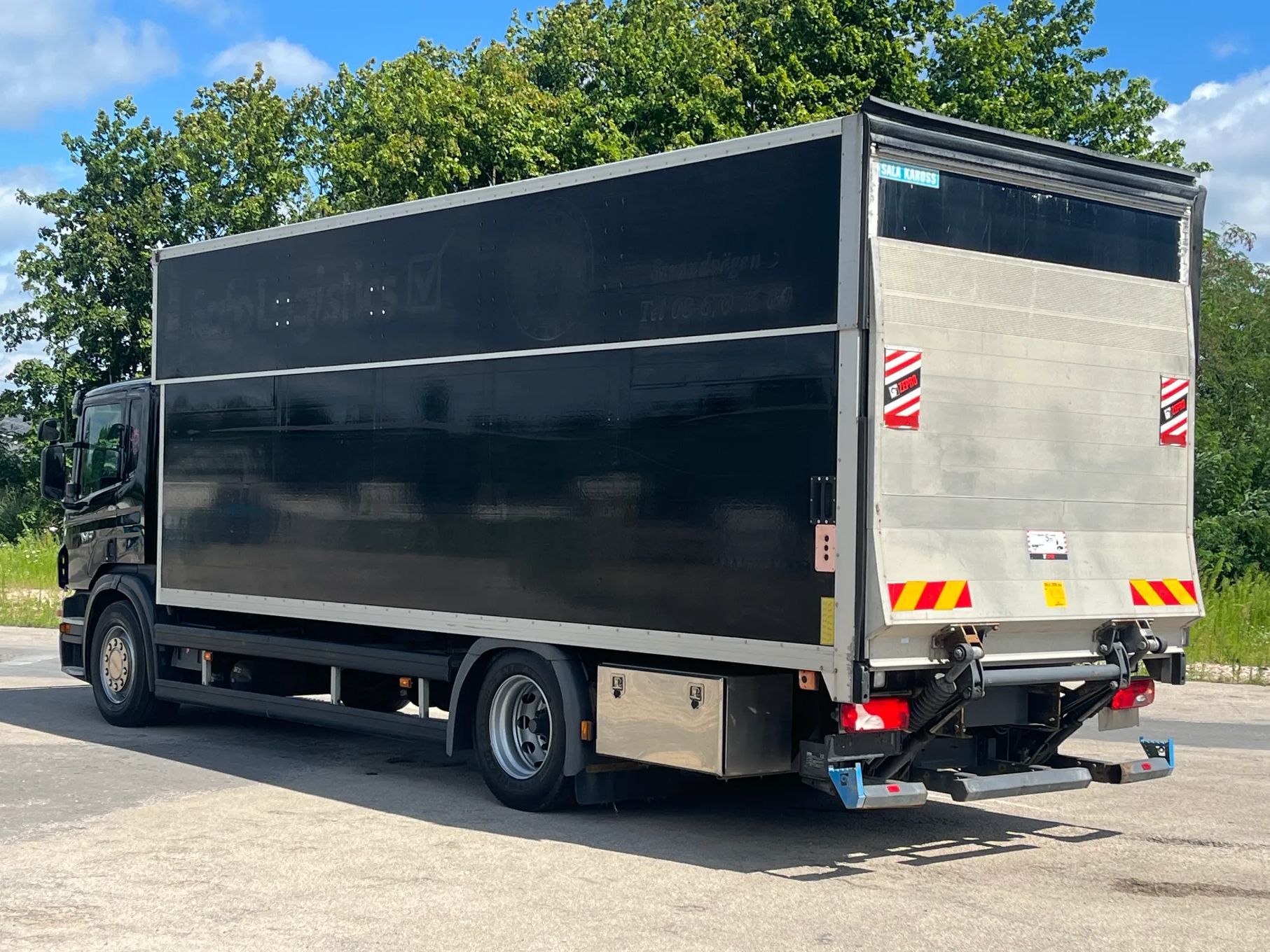 Scania P270. kontener + winda. 276 000km. 7m x 2,70m  Kontener 7x2,70. Klimatyzacja. Winda. 276 000km
