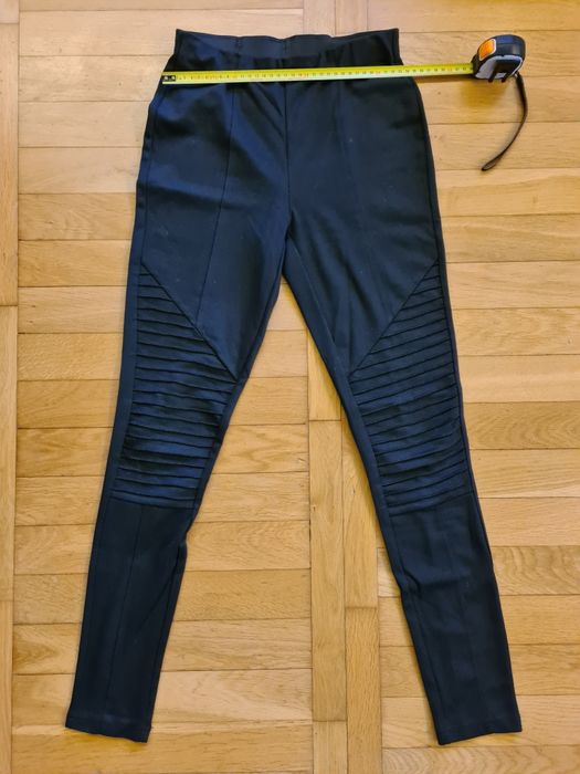 Czarne legginsy Avon rozmiar S, przeszycia na kolanach