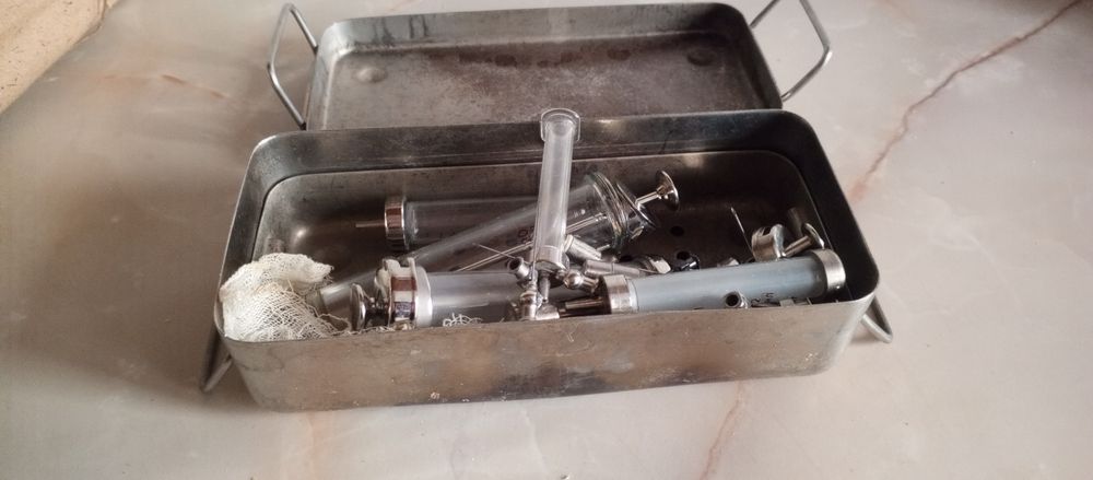 Голки шприци шпателі скальпелі багато разові