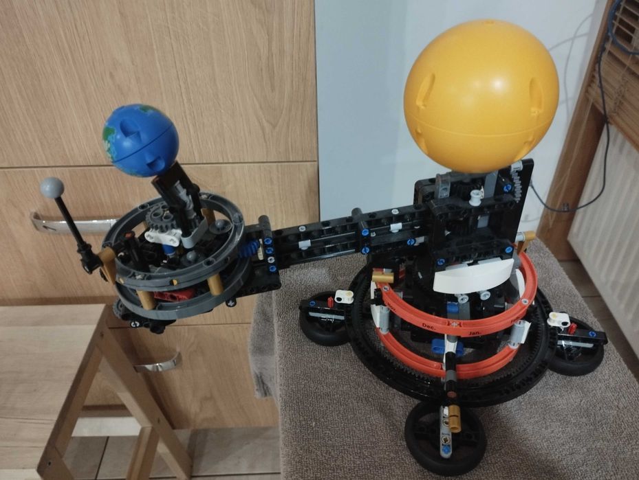 LEGO Technic 42179 Planeta Ziemia i Księżyc na orbicie. Kompletne.