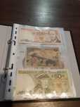 Klaser z banknotami i monetami