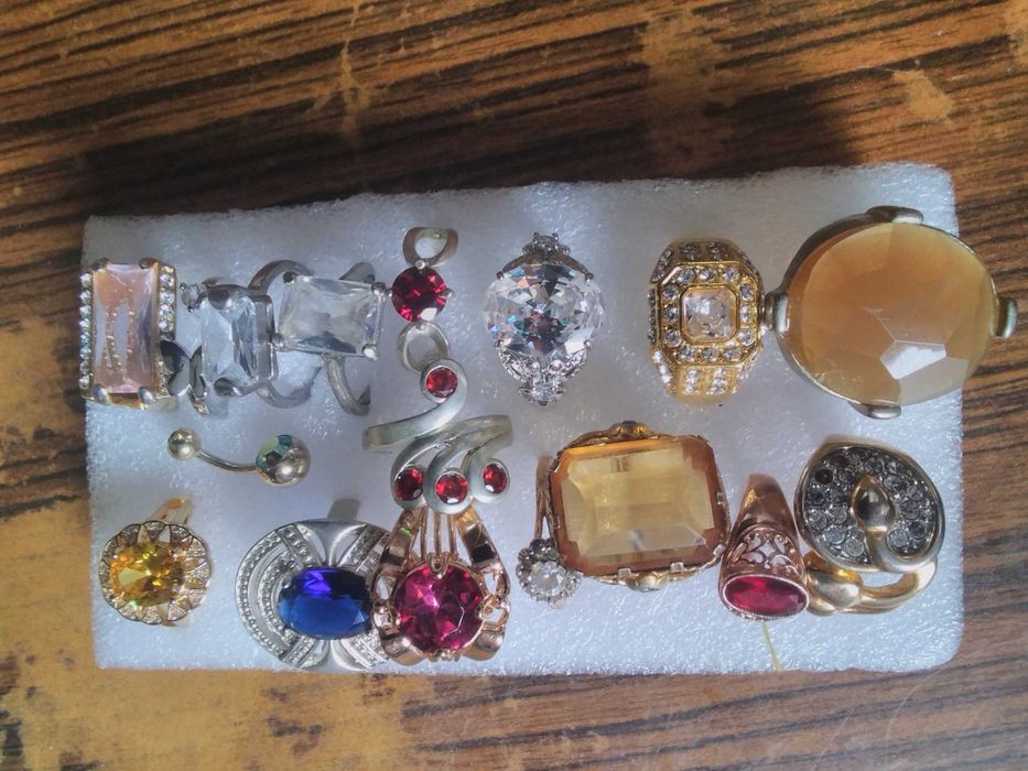 Бижутерию продам