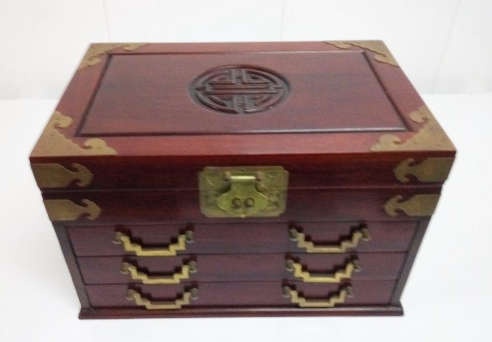 Guarda joias oriental em Pau rosa