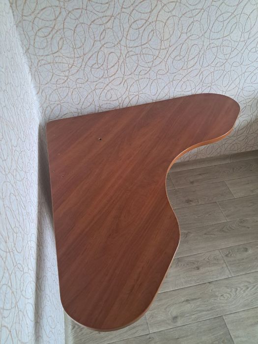 Кутовий комп'ютерний стіл