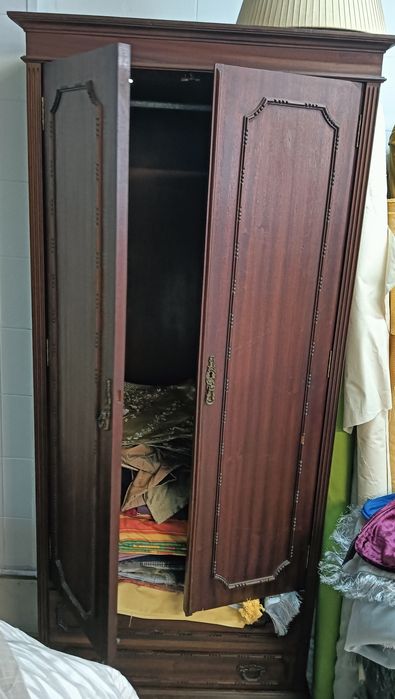 Armário antigo madeira maciça