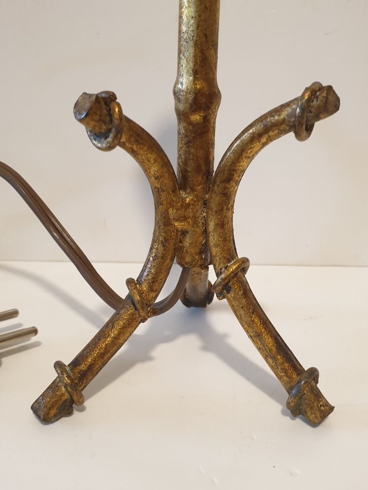 Invulgar antigo pé de candeeiro de mesa em bronze dourada