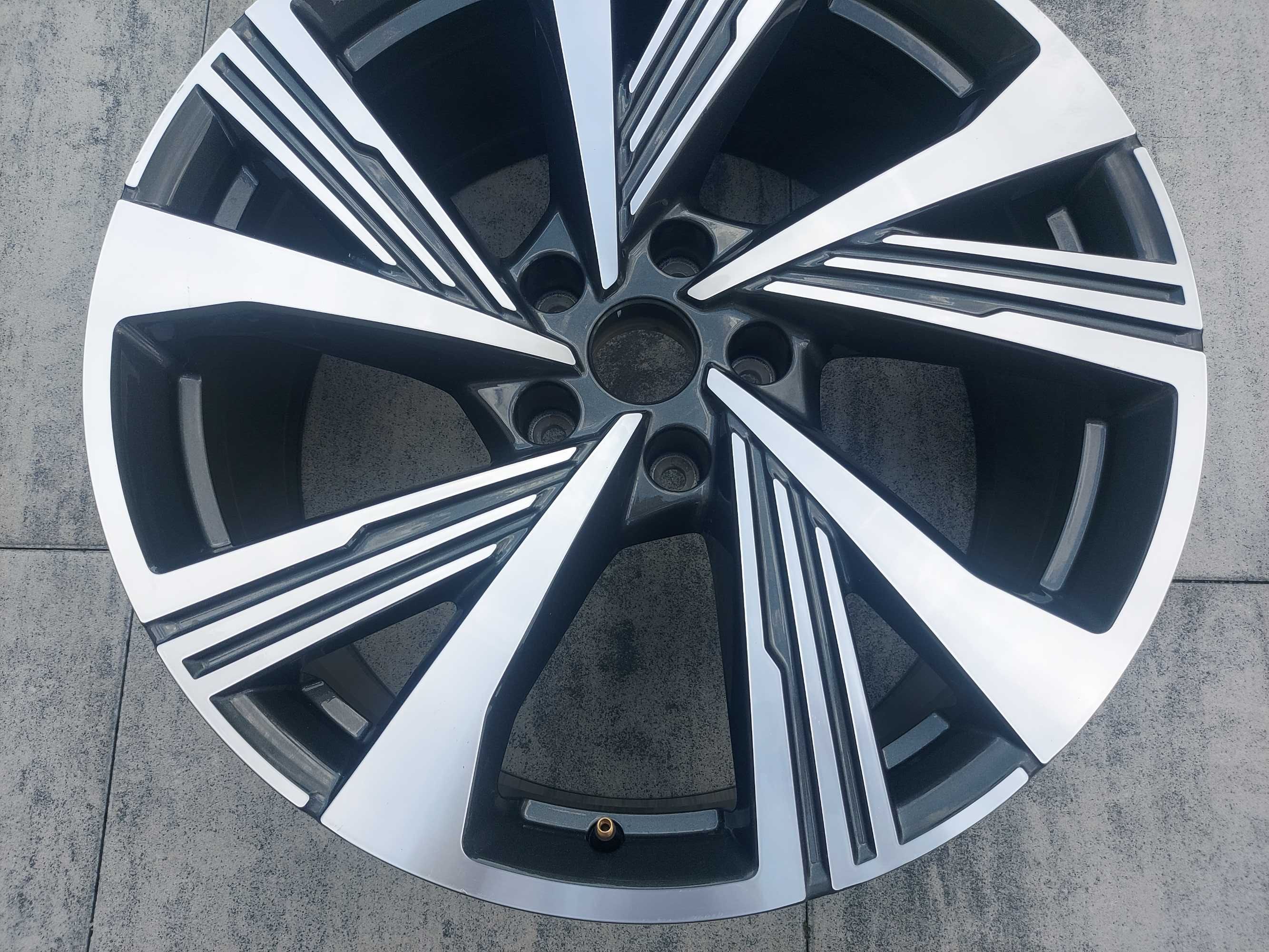 Felga AUDI Q6  85H 601 025K  21 9J ET29 5X112 PRZÓD
