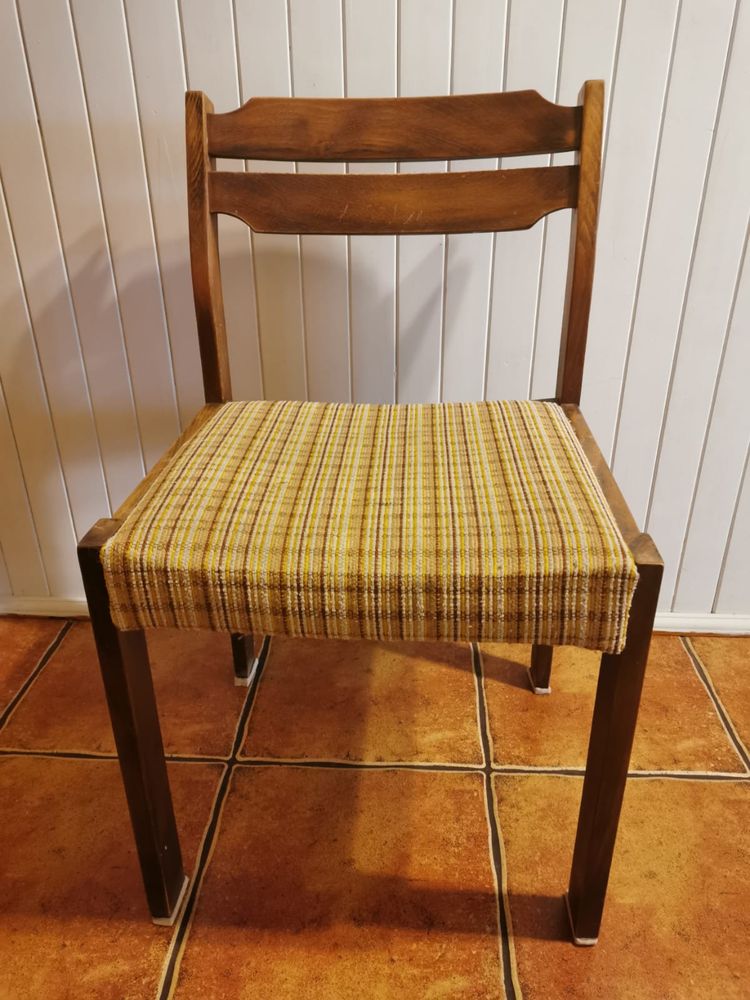 Stół rokladany i komplet tapicerowanych krzeseł