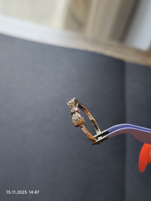 Pierścionek kokardka z kryształkami, srebro 925, średnica 17,6 mm