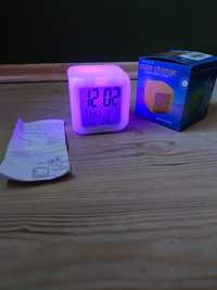 Zegar podświetlany LED budzik Temperatura mały Kompaktowy różne kolory