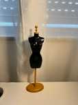 Vendo busto de exposição para roupas de boneca