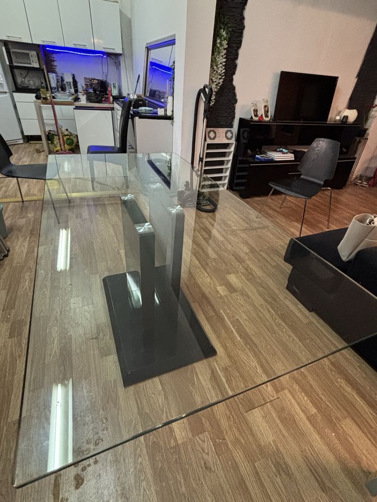 Mesa com tampo de vidro