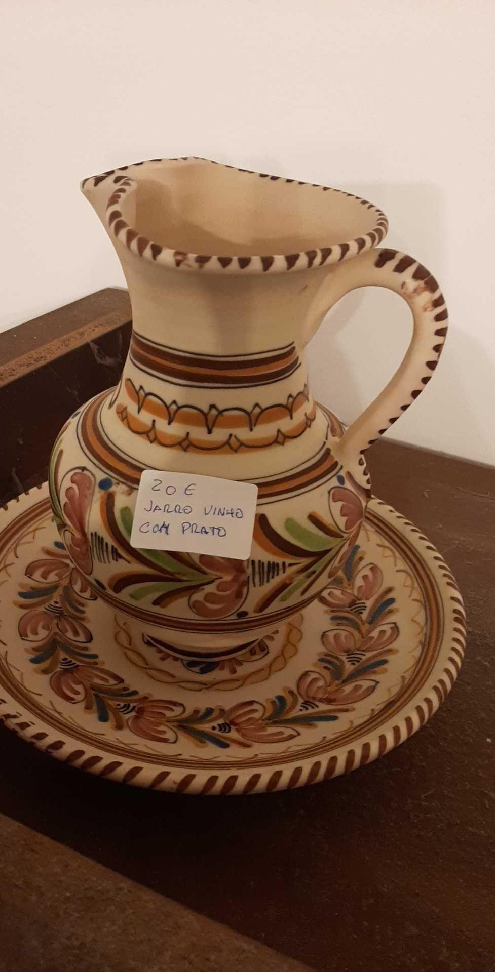 Varias peças de loiça ,mesas